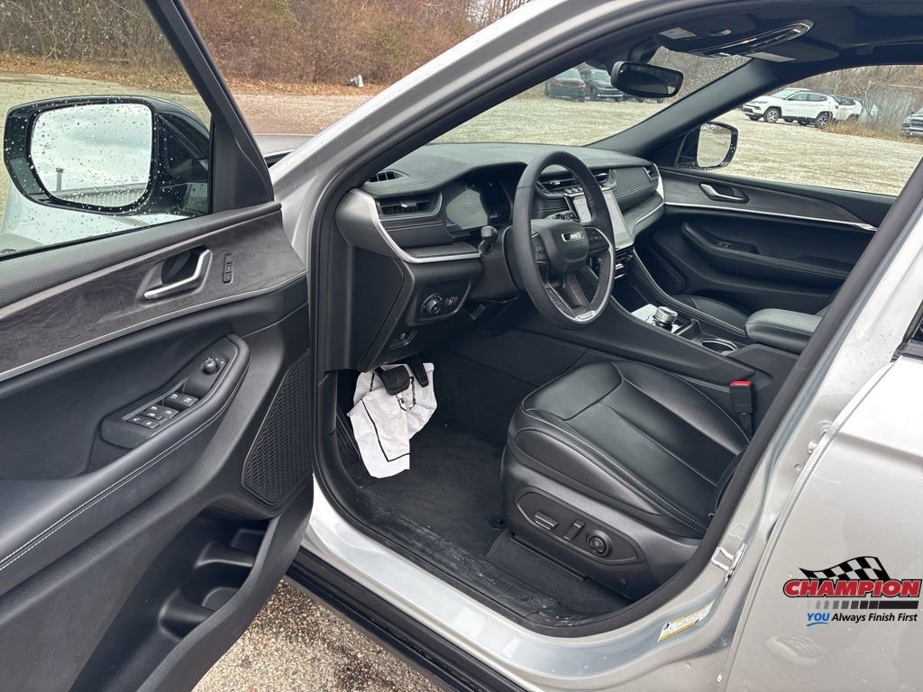 Used 2024 Jeep Grand Cherokee Limited image 14