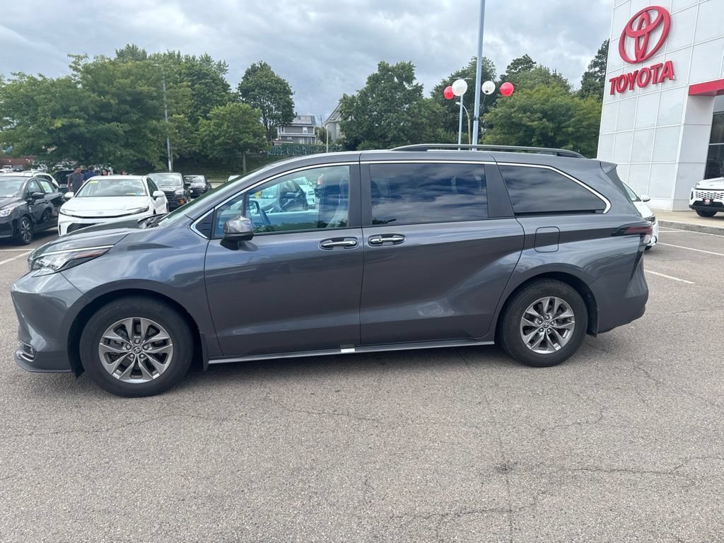 Used 2025 Toyota Sienna XLE w/ XLE Plus Package AWD/4WD image 3
