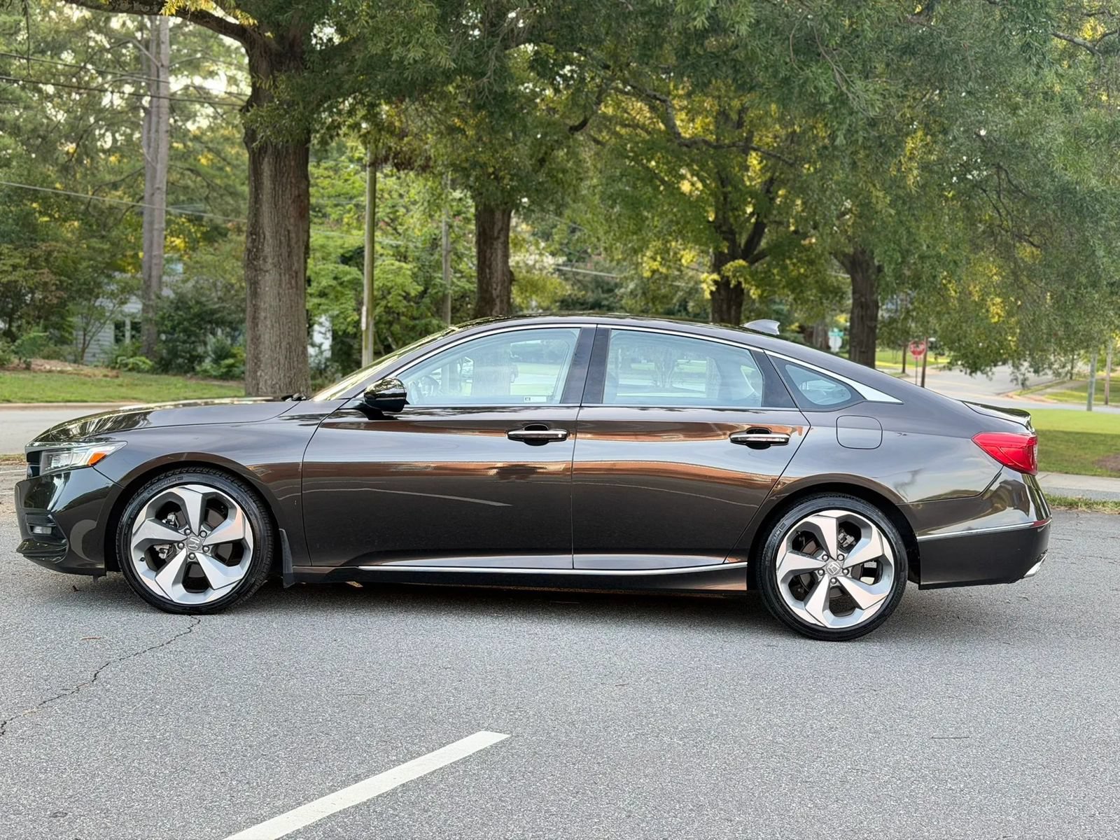 Used 2018 Honda Accord Touring image 3