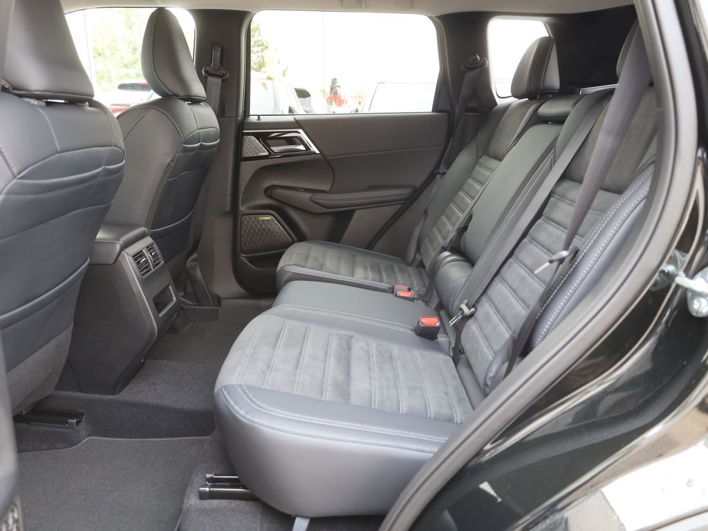 New 2025 Mitsubishi Outlander SE image 29