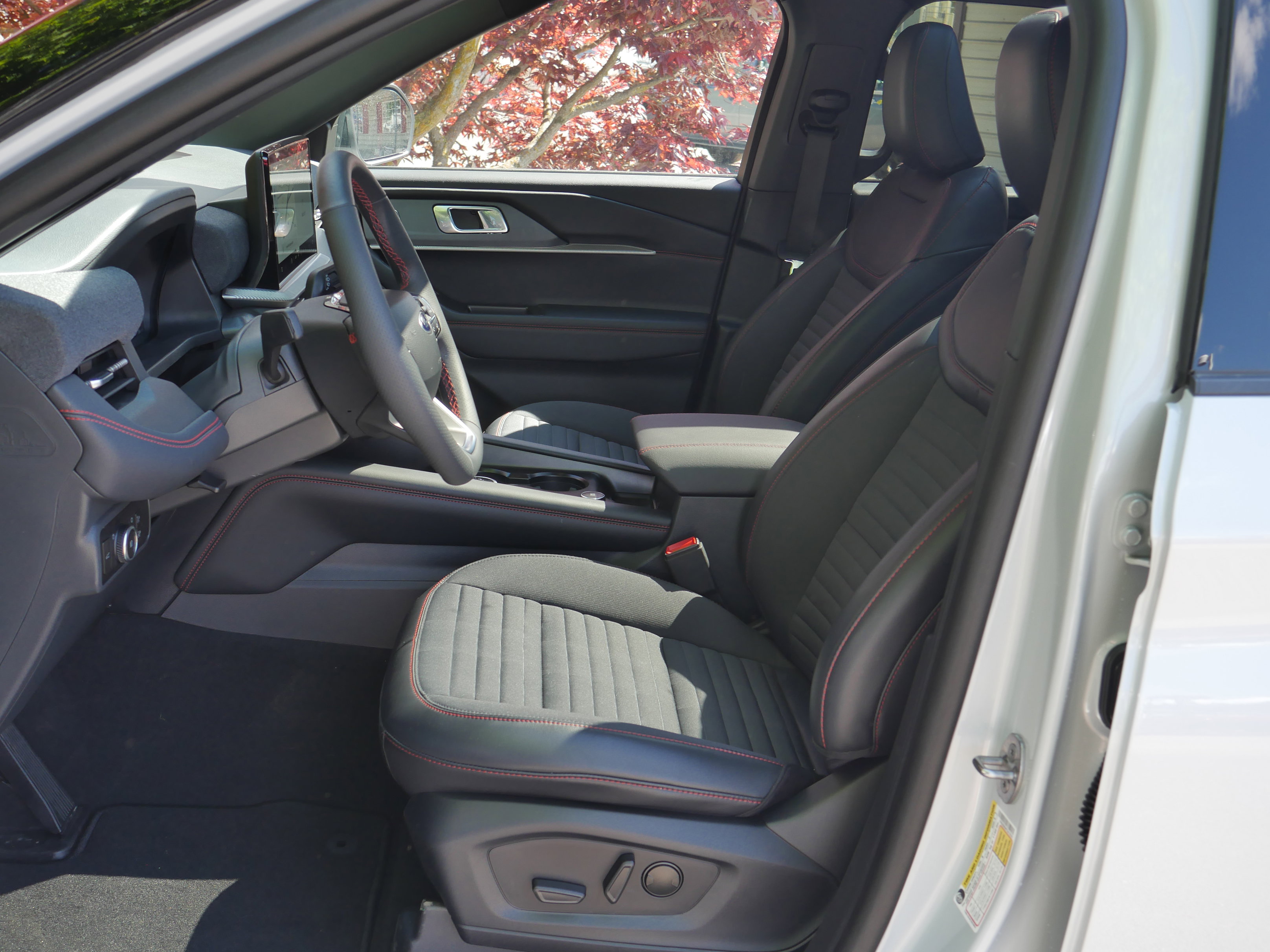 New 2026 Ford Explorer ST-Line w/ ST-Line Street Pack AWD/4WD image 3