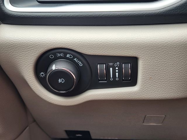 Used 2023 Chrysler Pacifica Touring-L FWD image 23