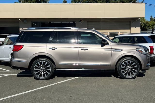Used 2019 Lincoln Navigator Select w/ Technology Package RWD image 3