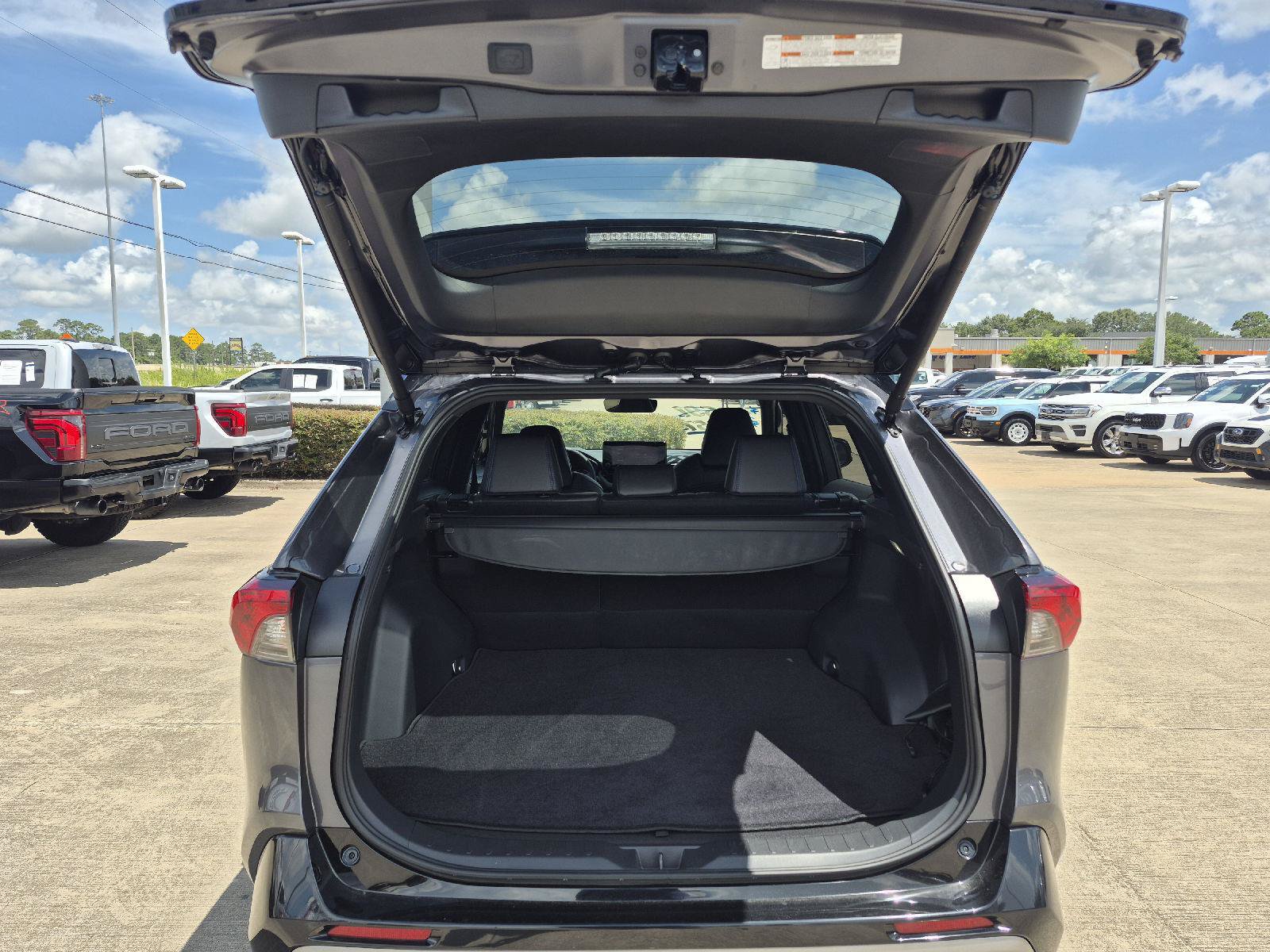 Used 2025 Toyota RAV4 XSE AWD/4WD image 11