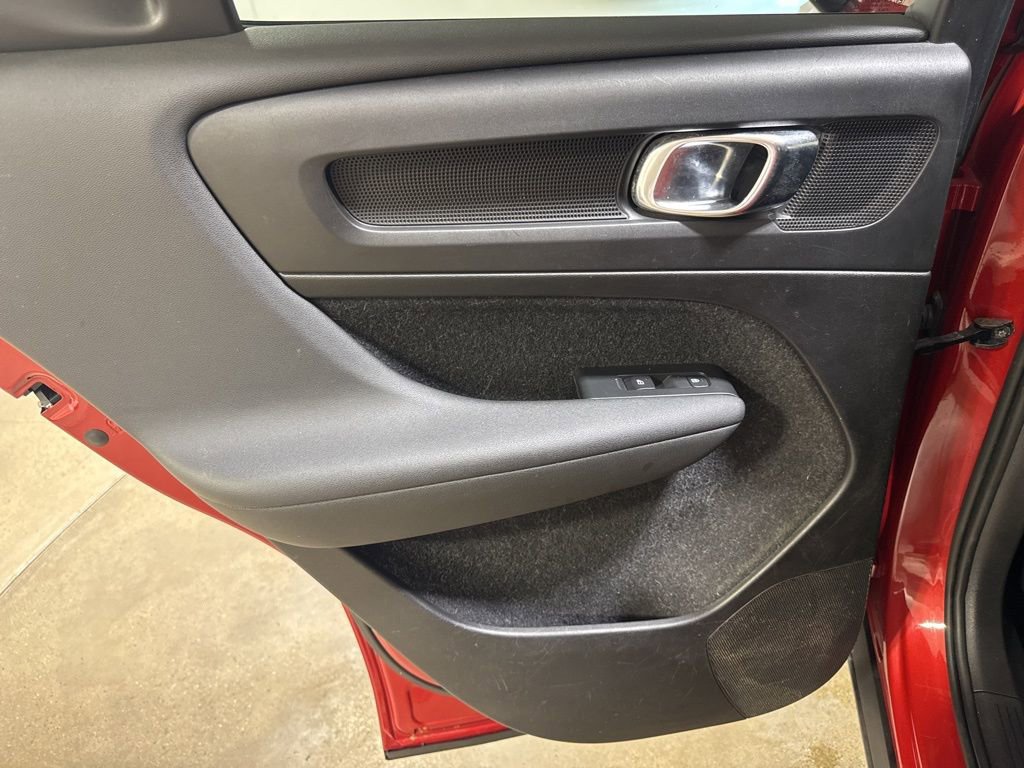 Used 2019 Volvo XC40 T5 Momentum image 19