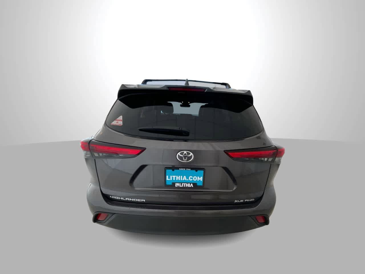 Used 2022 Toyota Highlander XLE AWD/4WD image 7