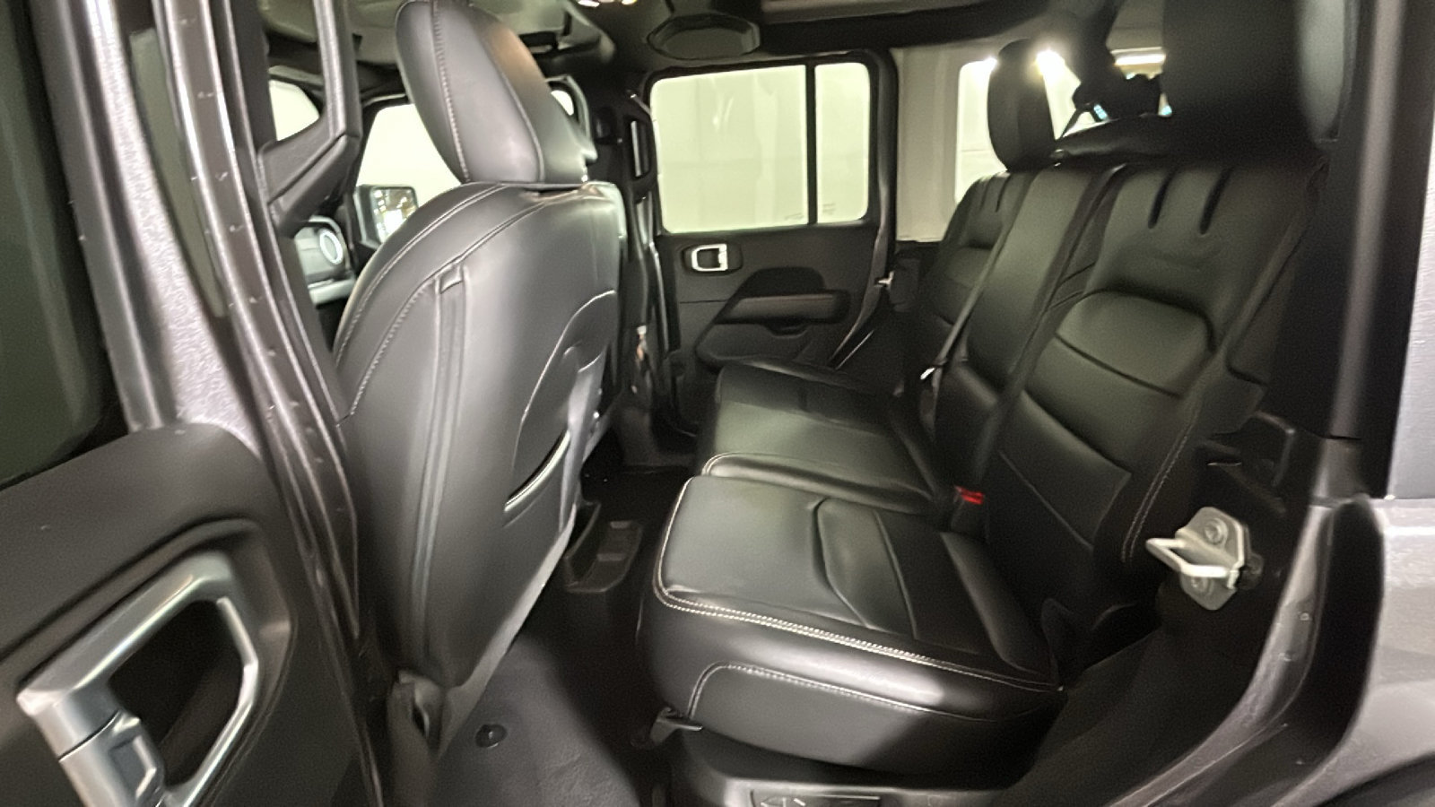 Used 2023 Jeep Wrangler Unlimited Sahara w/ Dual Top Group AWD/4WD image 29