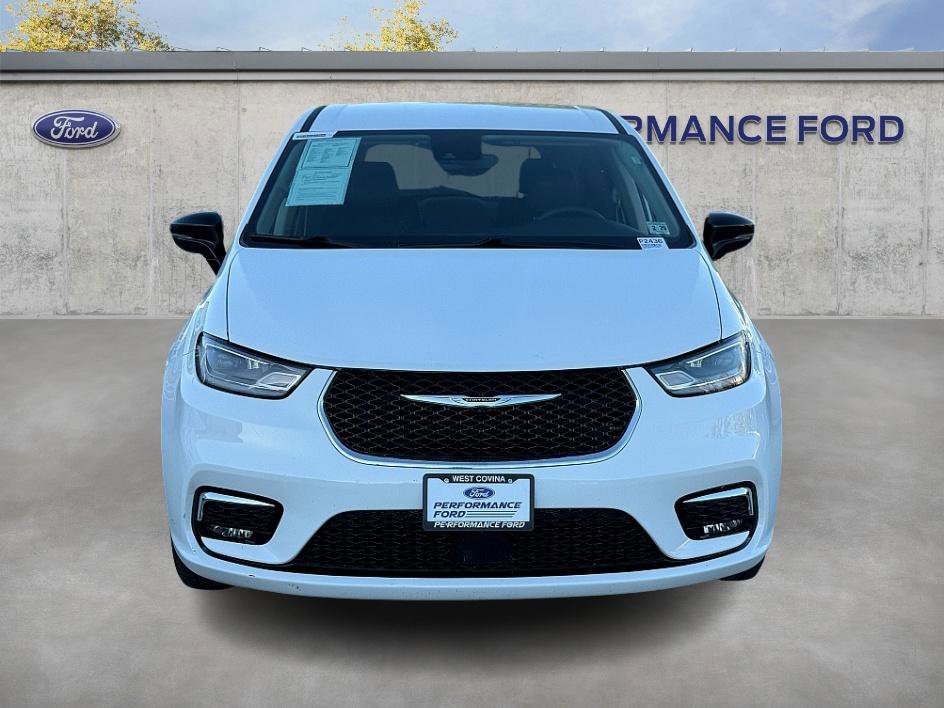 Used 2024 Chrysler Pacifica Touring-L image 3