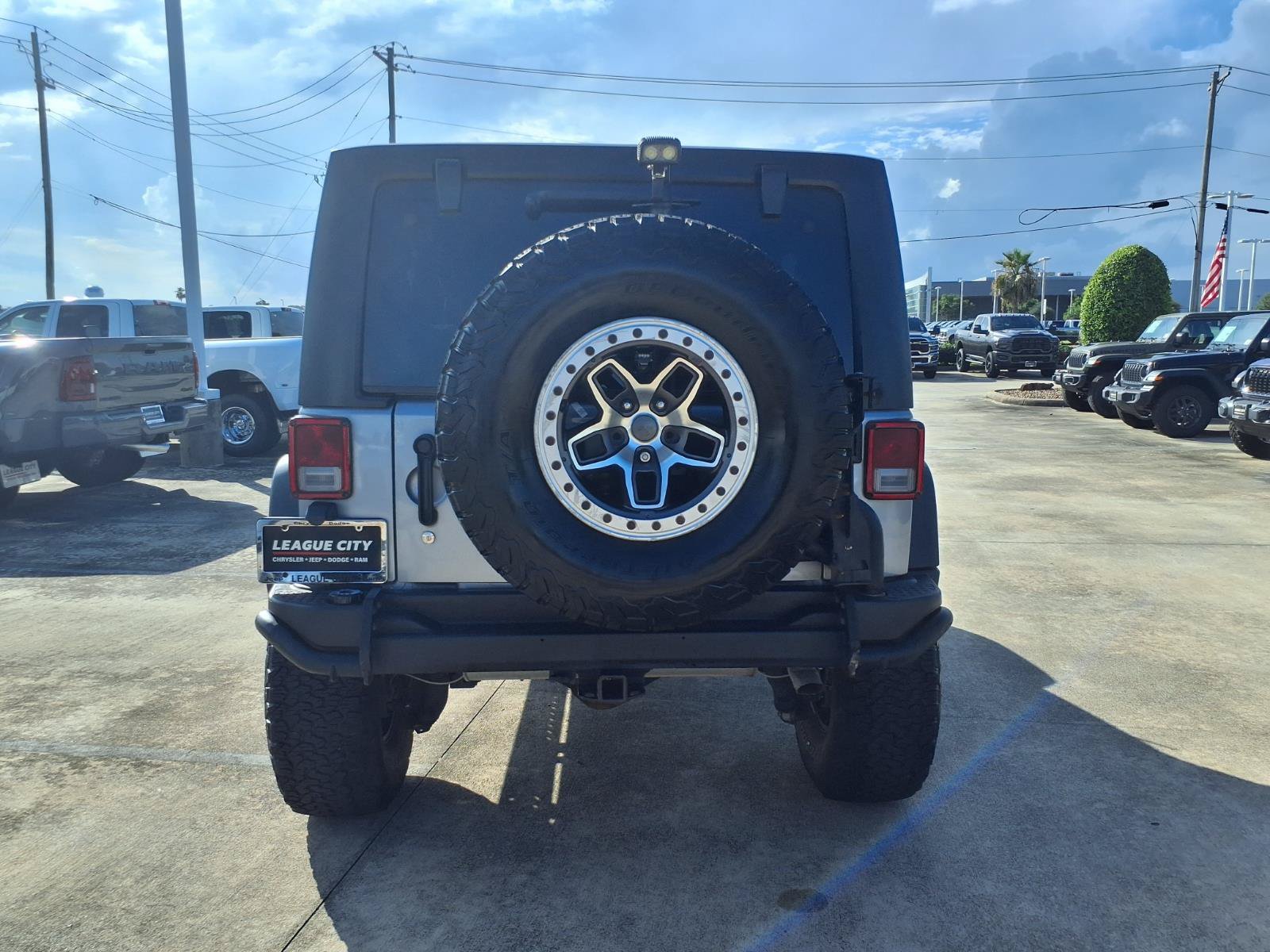 Used 2015 Jeep Wrangler Unlimited Rubicon w/ Max Tow Package AWD/4WD image 6