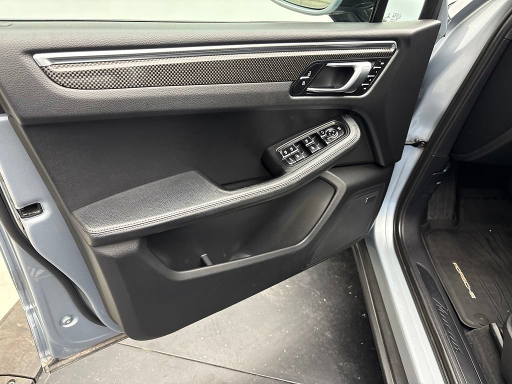 Certified 2023 Porsche Macan AWD/4WD image 4