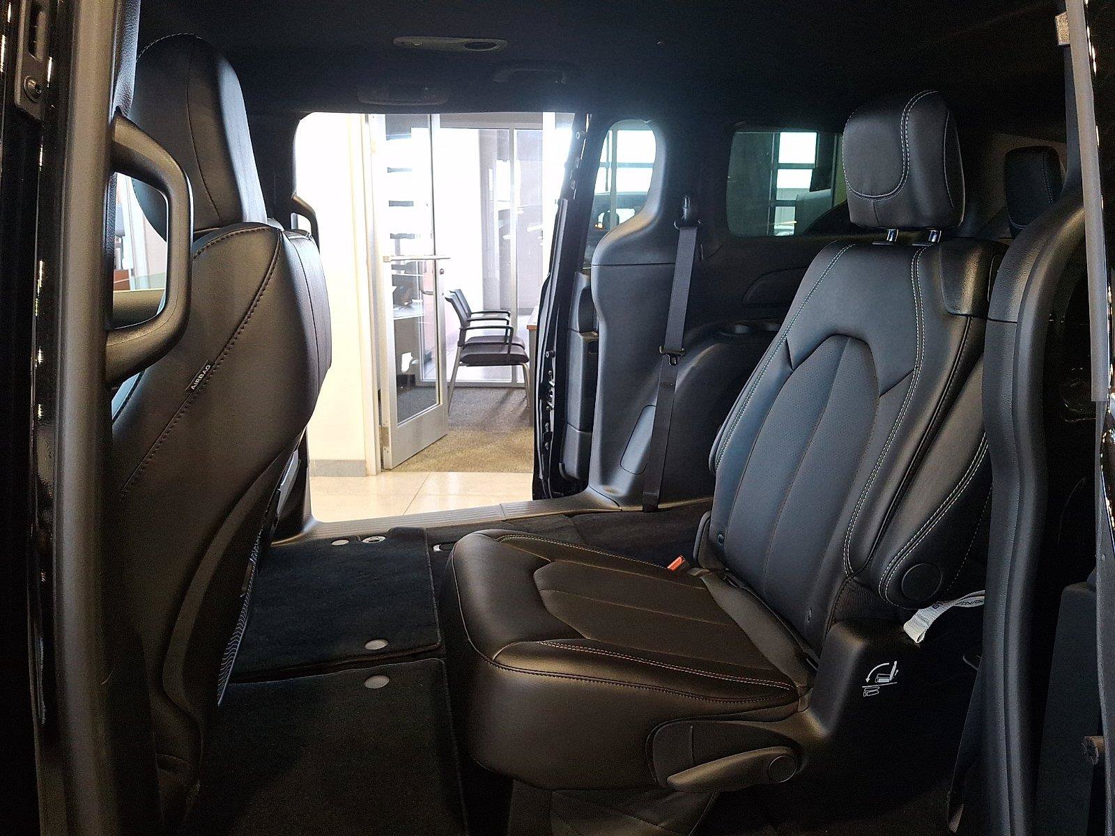 New 2027 Chrysler Pacifica Select FWD image 6