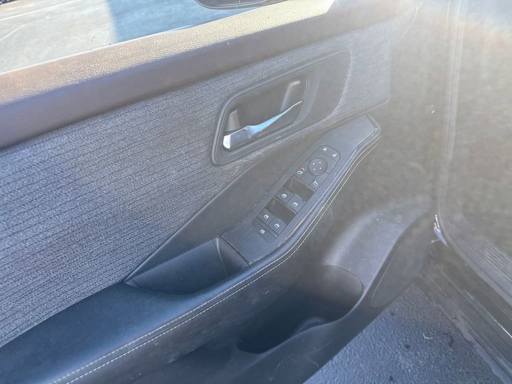 Used 2023 Nissan Rogue SV image 14