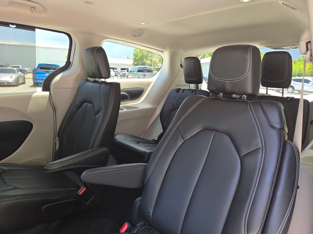 Used 2023 Chrysler Pacifica Touring-L AWD/4WD image 24