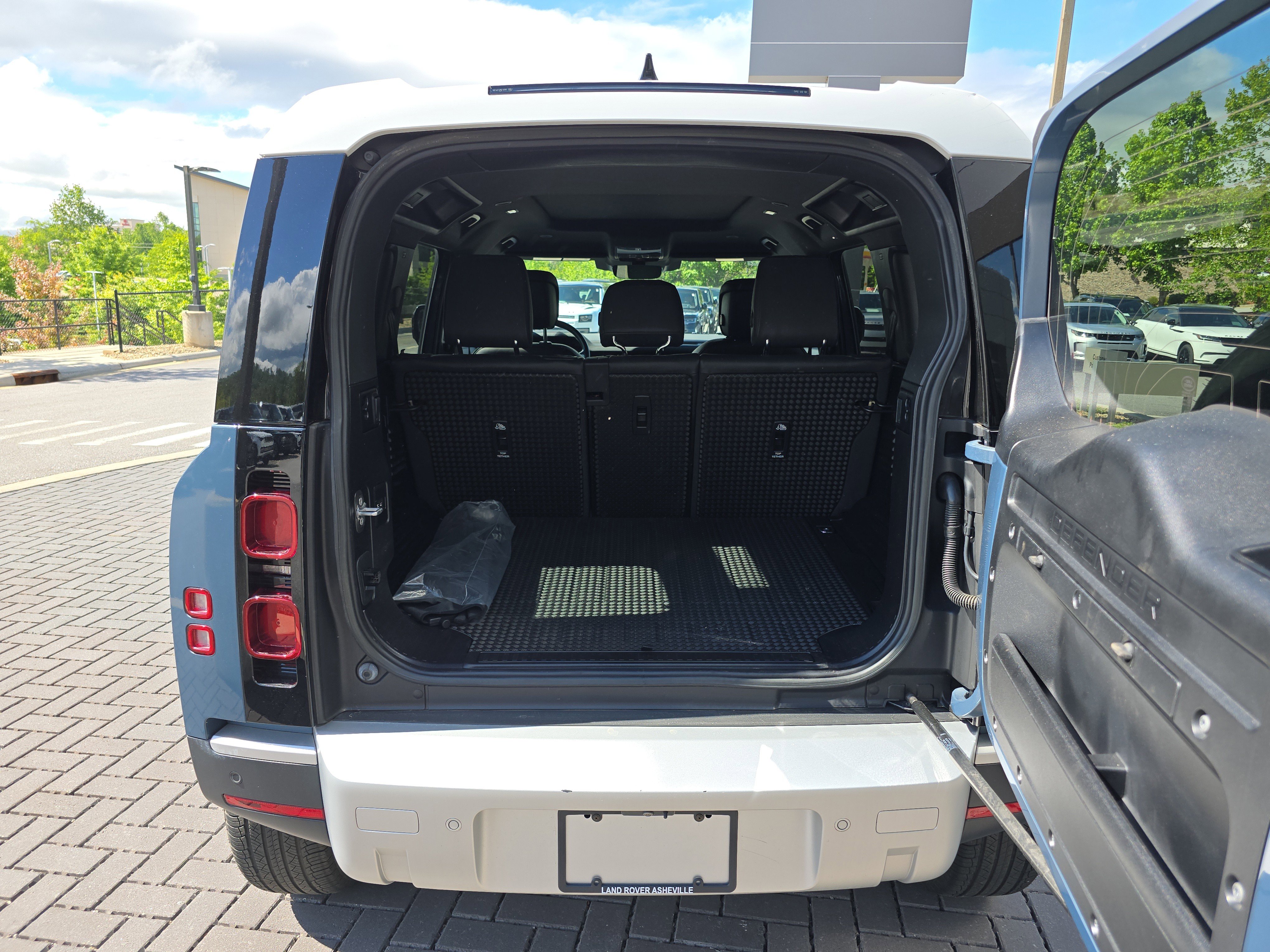 Certified 2023 Land Rover Defender 110 S AWD/4WD image 7