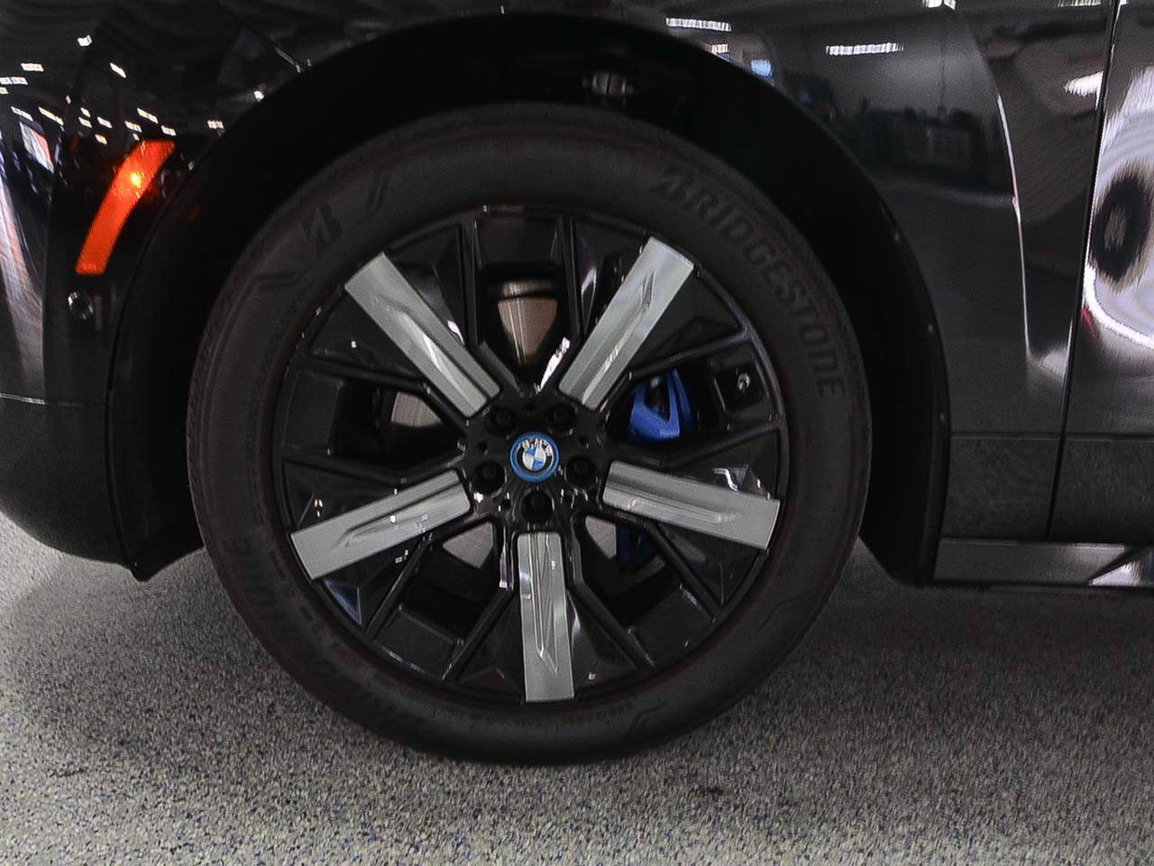Used 2024 BMW iX xDrive50 w/ Sport Package AWD/4WD image 5