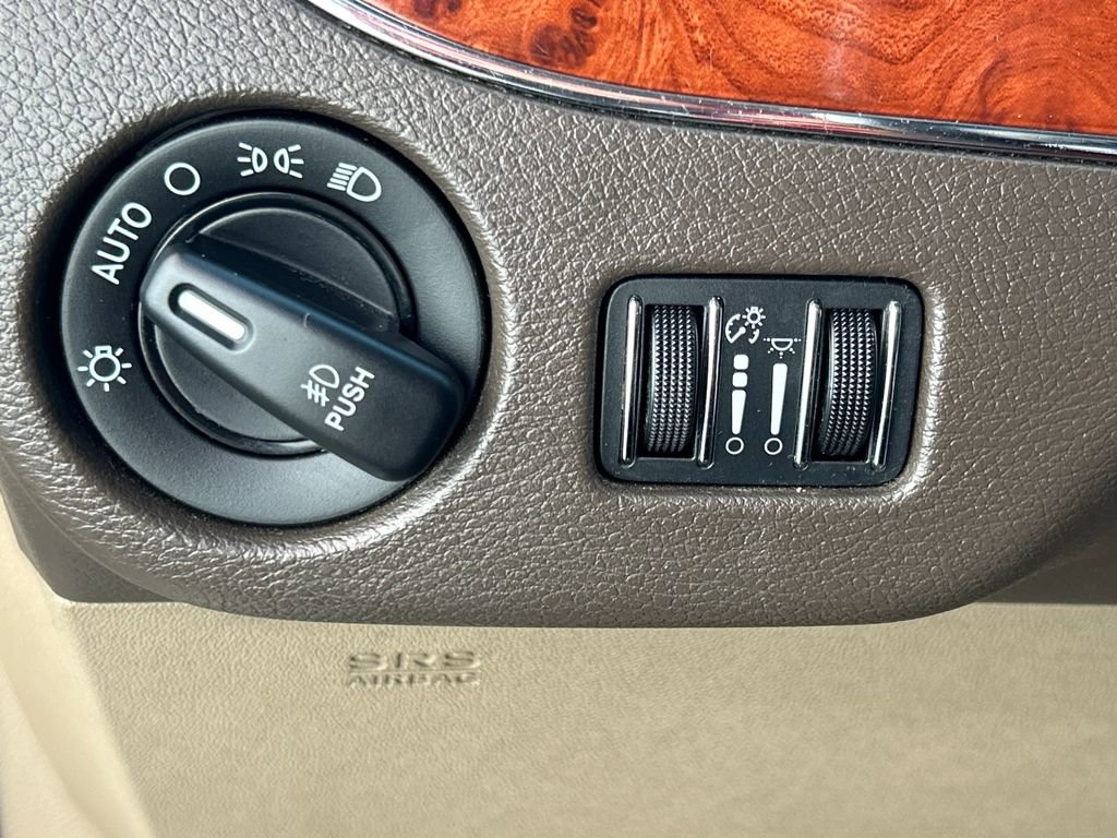 Used 2013 Chrysler Town & Country Limited image 25