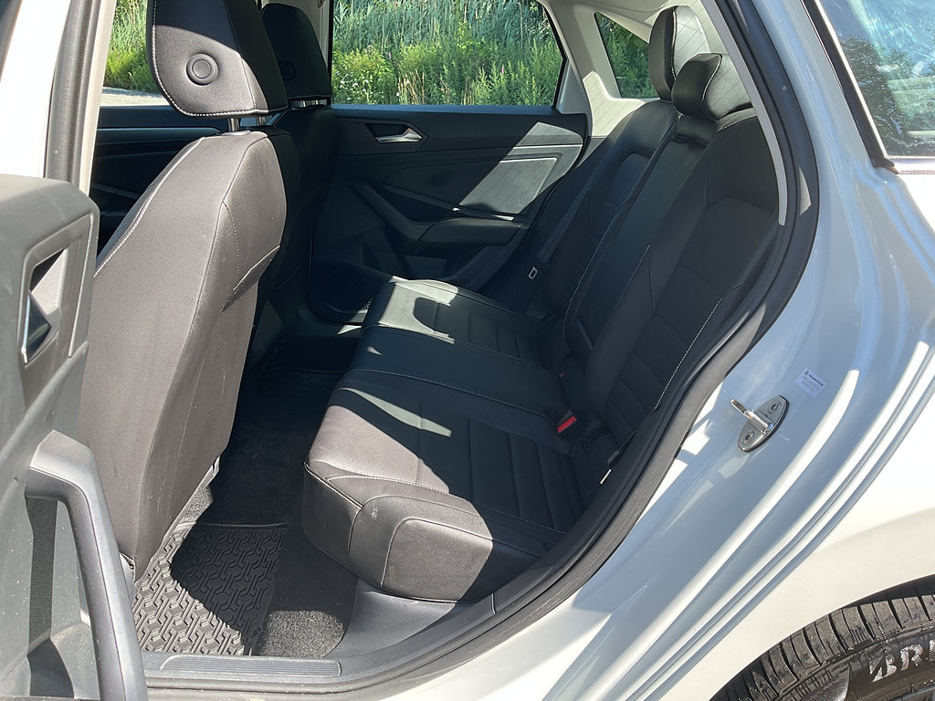 Used 2023 Volkswagen Jetta SE w/ Panoramic Sunroof Package FWD image 9