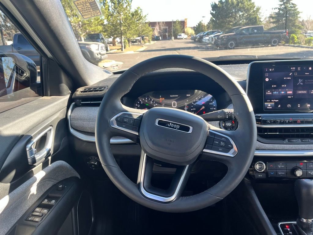 Used 2025 Jeep Compass Latitude image 20