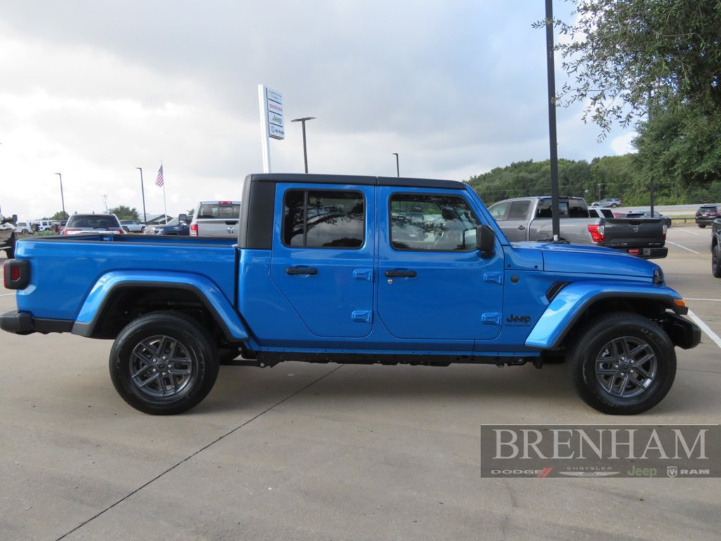 Used 2025 Jeep Gladiator Sport AWD/4WD image 2