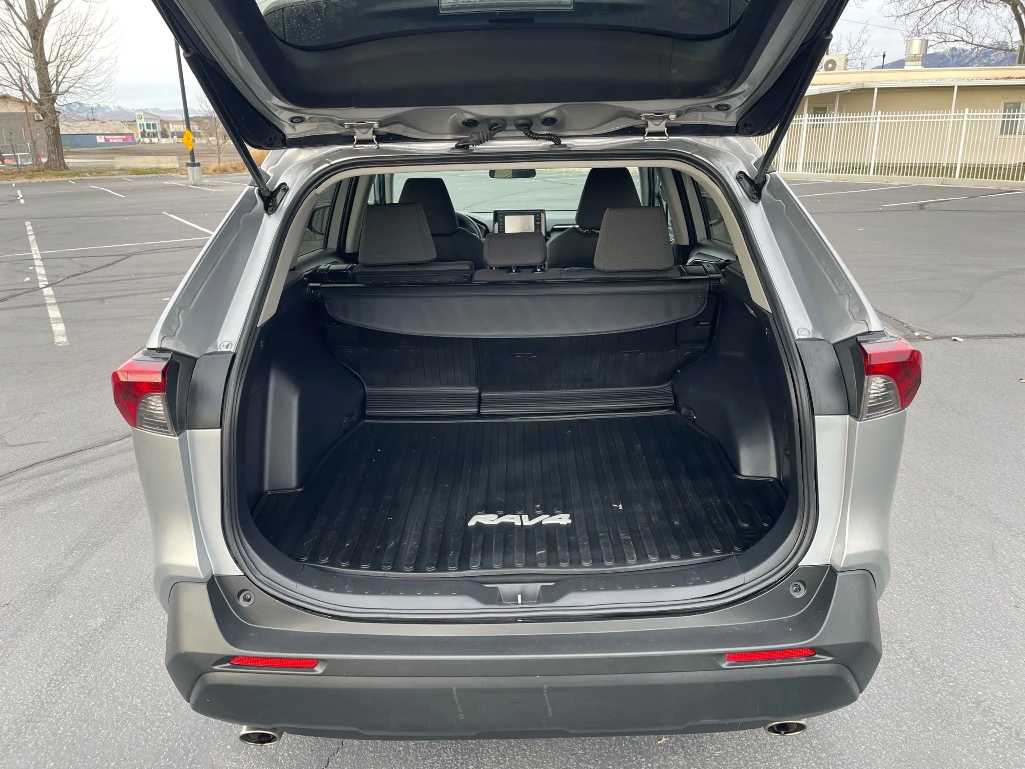 Used 2021 Toyota RAV4 XLE image 33