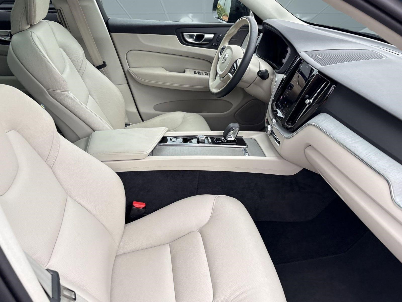 Certified 2024 Volvo XC60 B5 Plus image 29