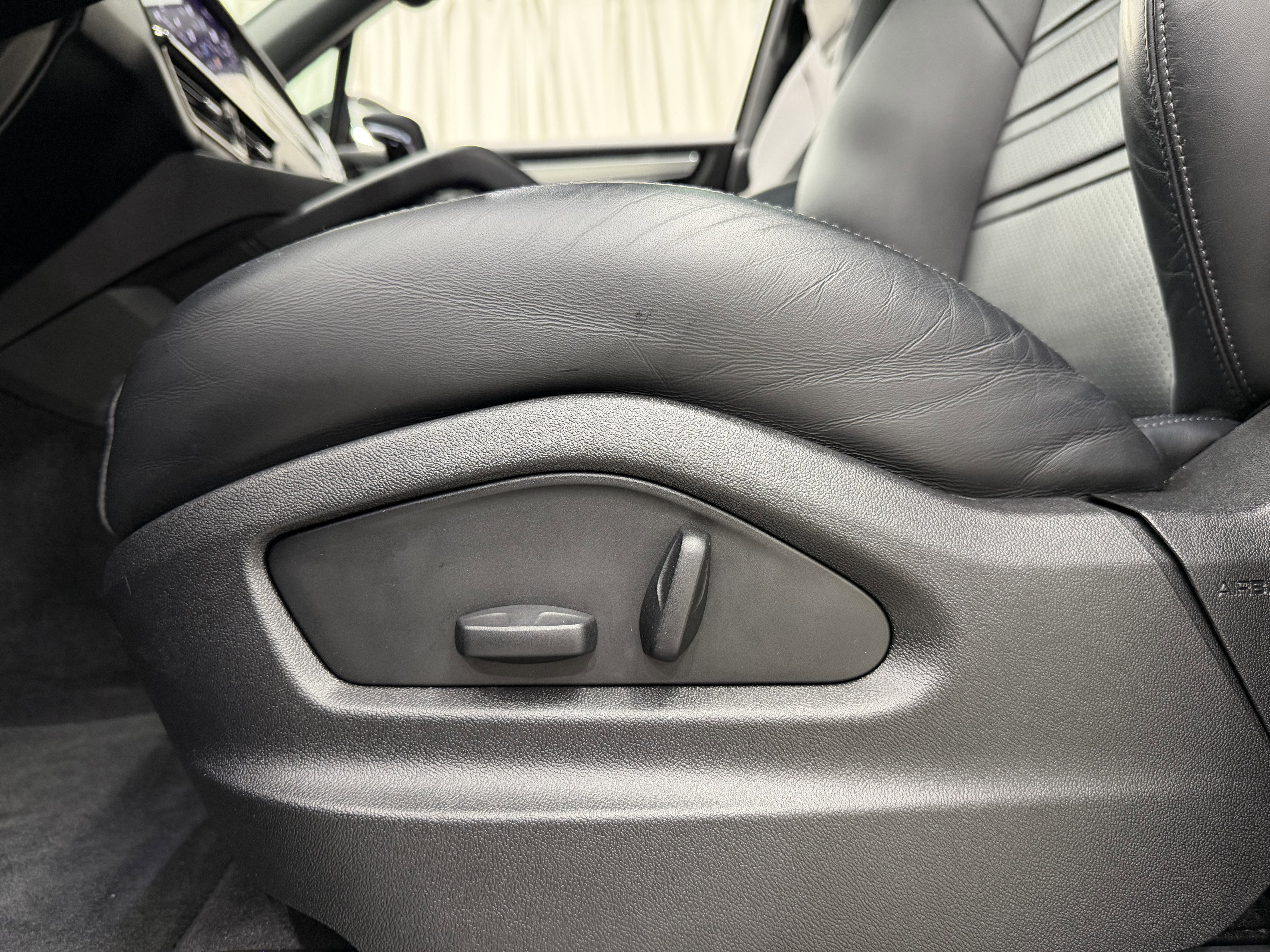 Certified 2023 Porsche Cayenne Platinum Edition image 33