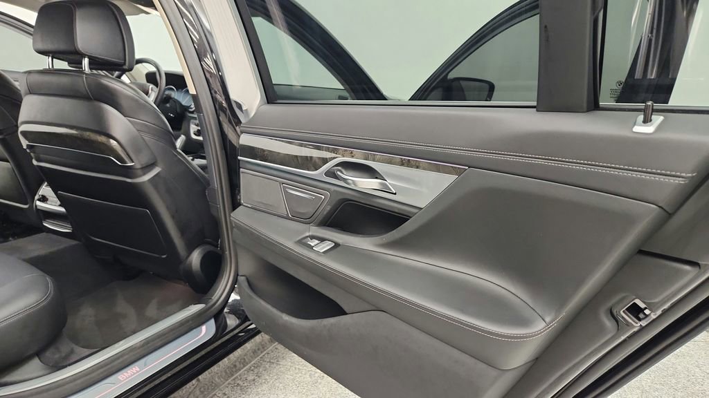 Used 2018 BMW 750i xDrive image 40