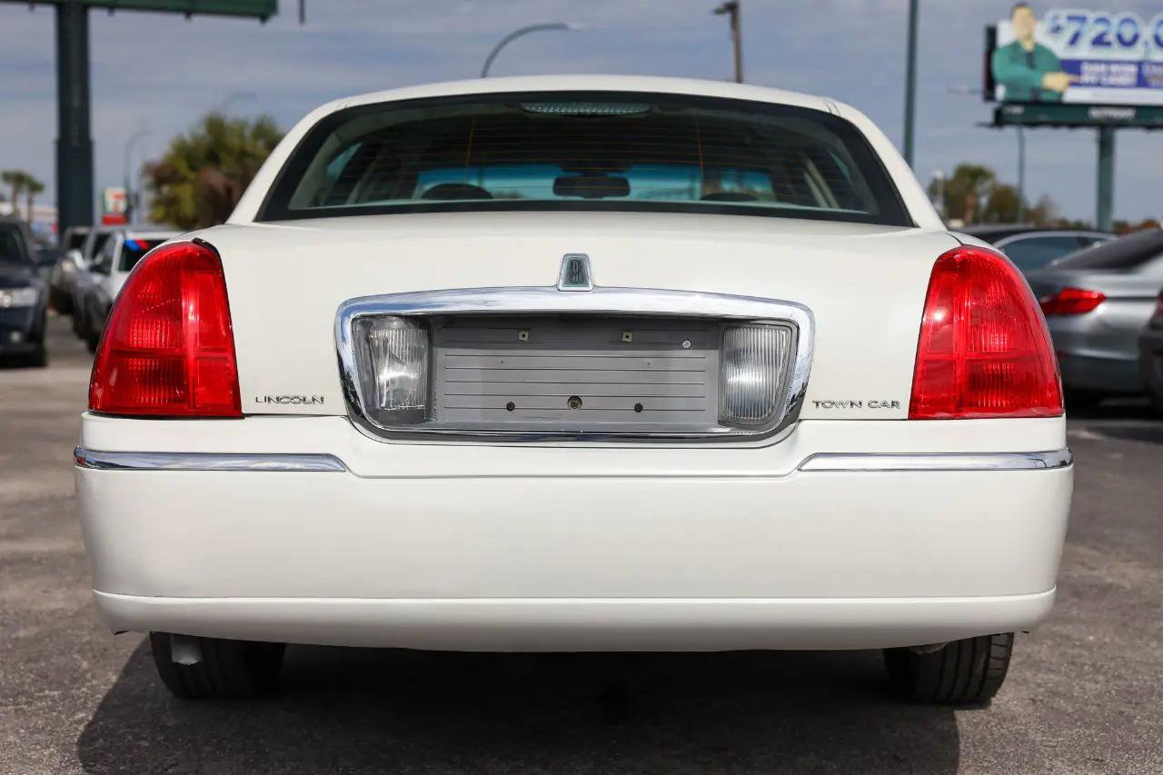 Used 2006 Lincoln Town Car Signature image 7