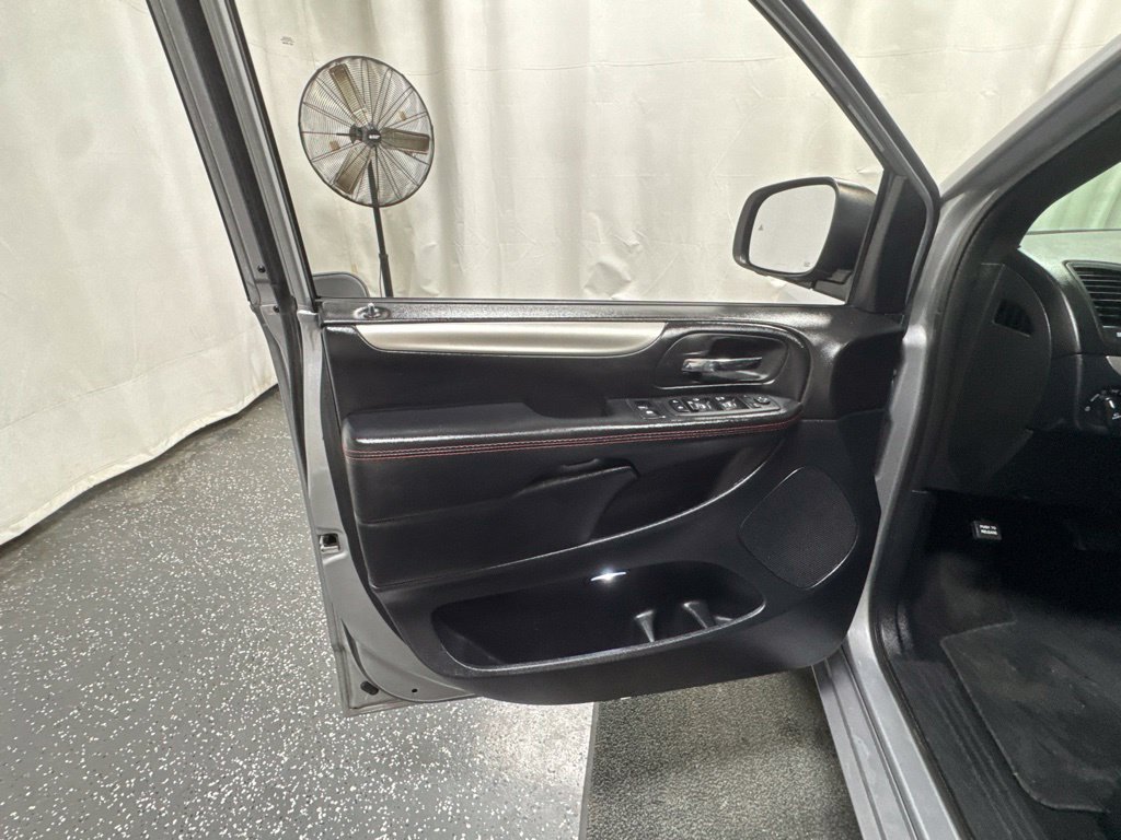 Used 2019 Dodge Grand Caravan GT w/ Safety Sphere Group FWD image 14