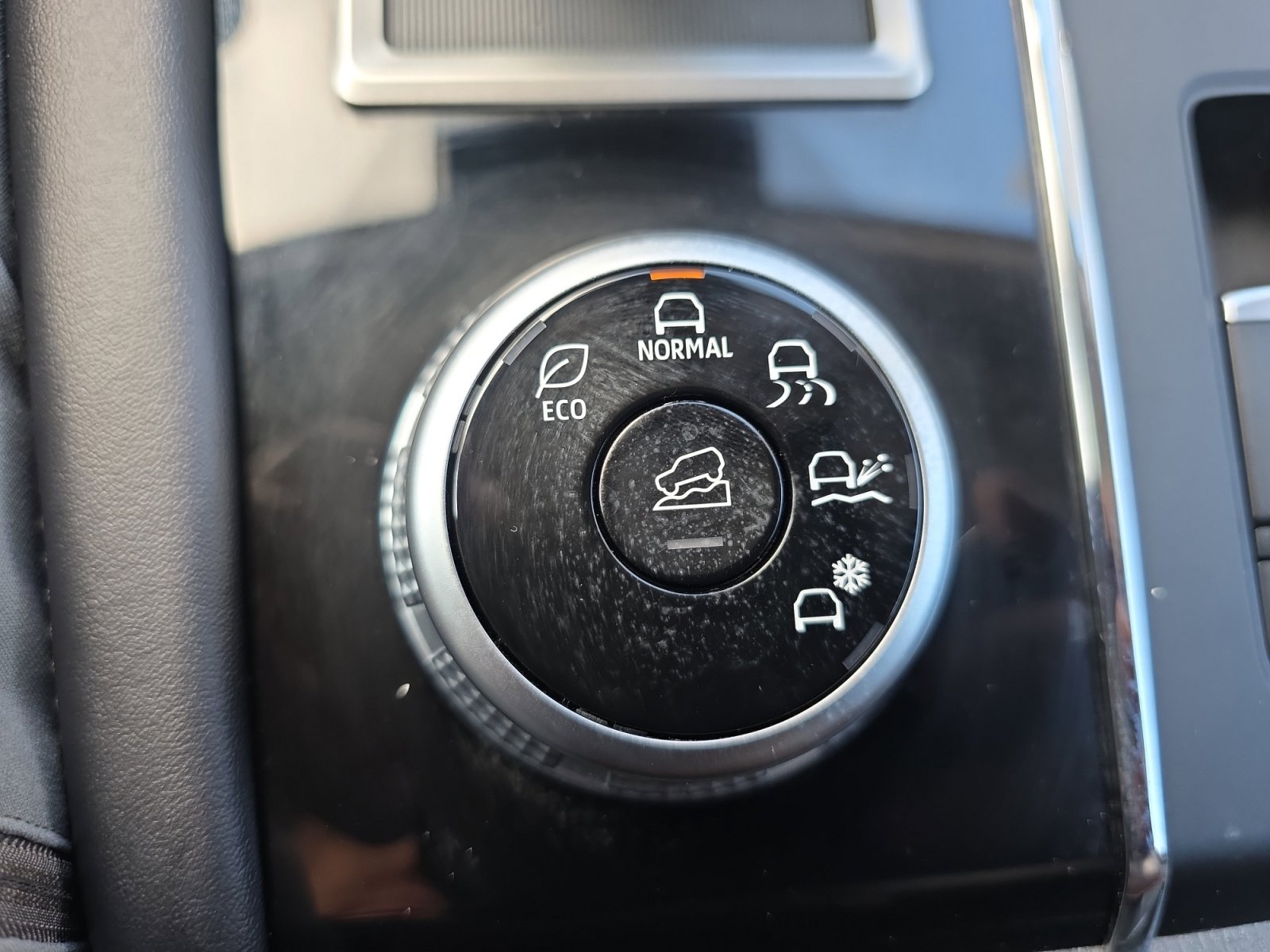 Used 2024 Mitsubishi Outlander SE image 18