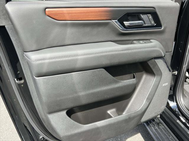 Used 2025 GMC Yukon XL Denali w/ Sun & Power Step Package image 11