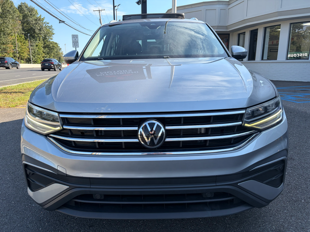 Used 2022 Volkswagen Tiguan SE w/ Panoramic Sunroof Package AWD/4WD image 2