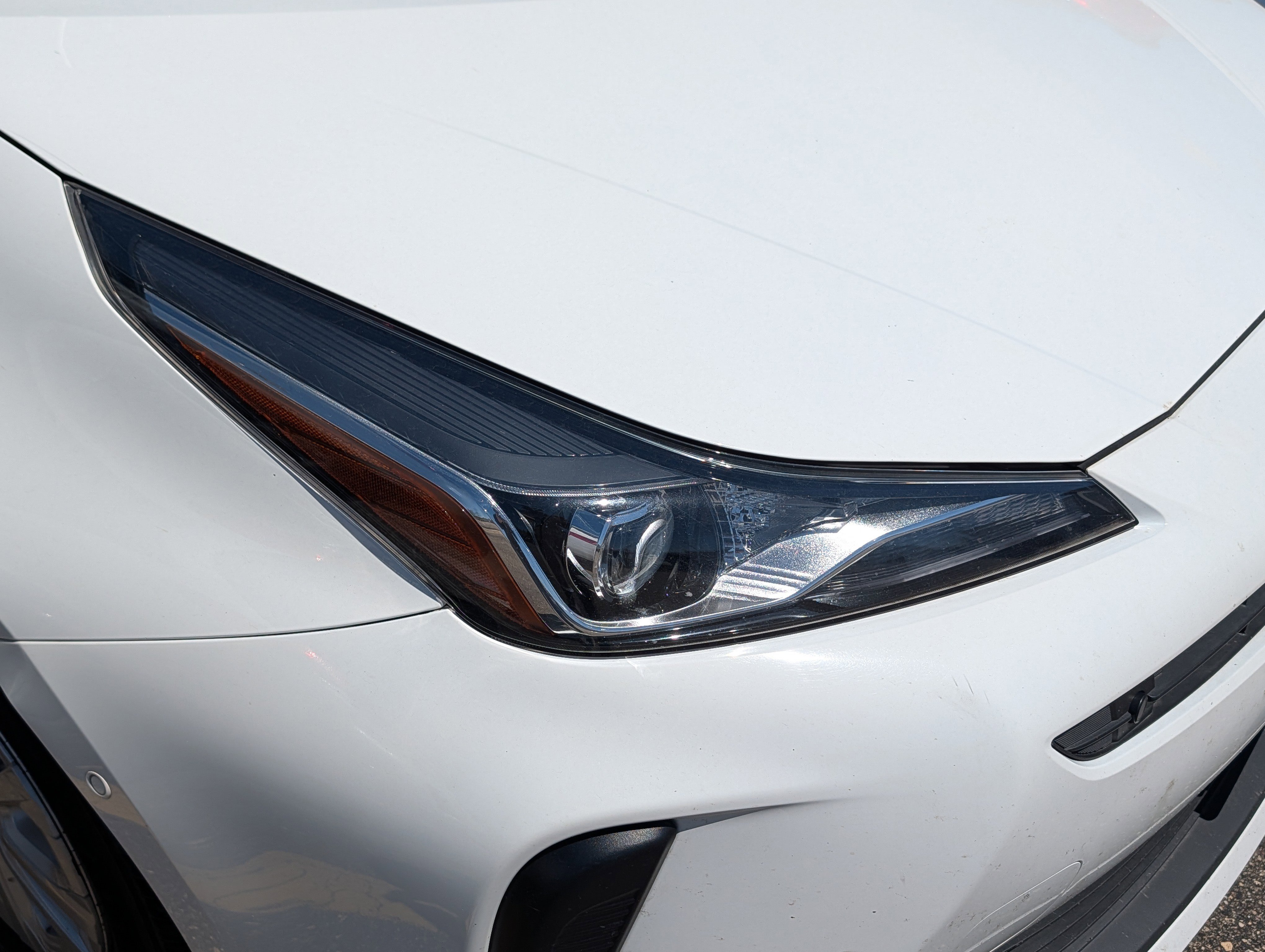 Used 2022 Toyota Prius LE FWD image 2