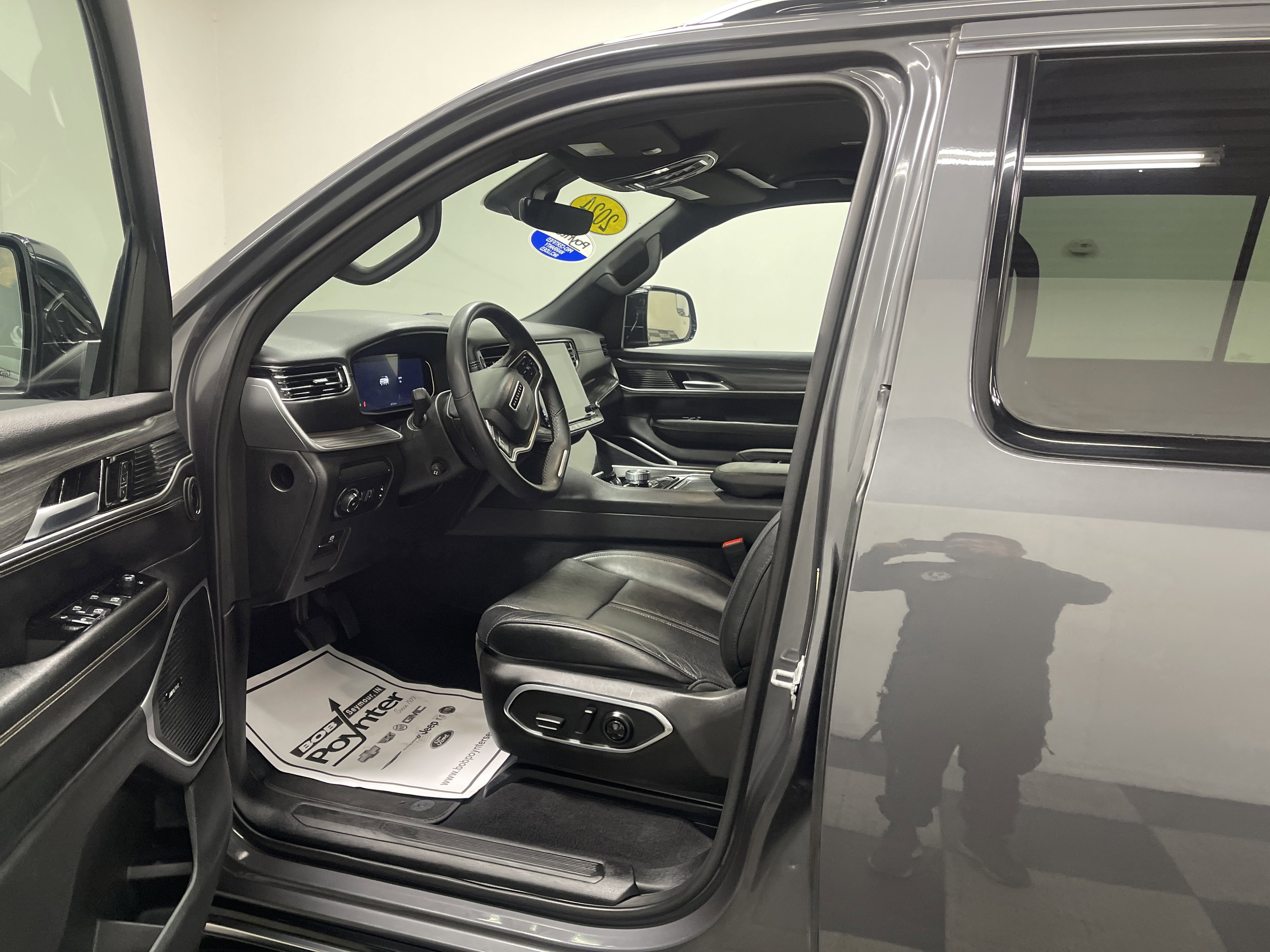 Used 2024 Jeep Wagoneer L Series II w/ Flexible Seating Group image 9