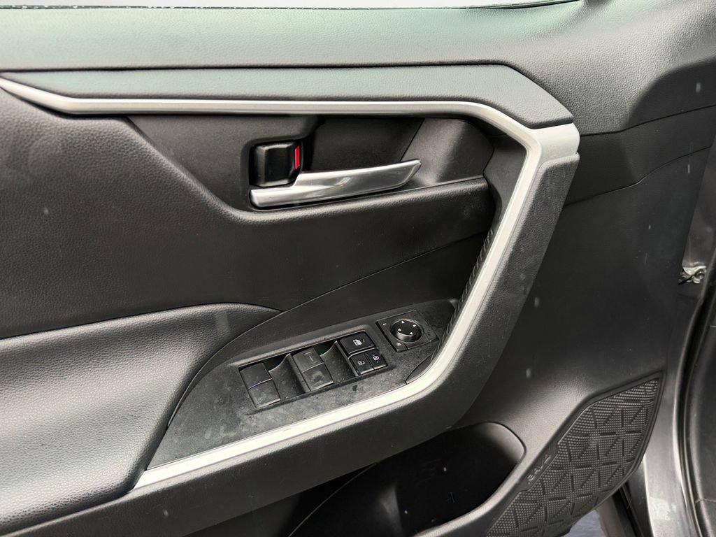 Used 2021 Toyota RAV4 XLE AWD/4WD image 15
