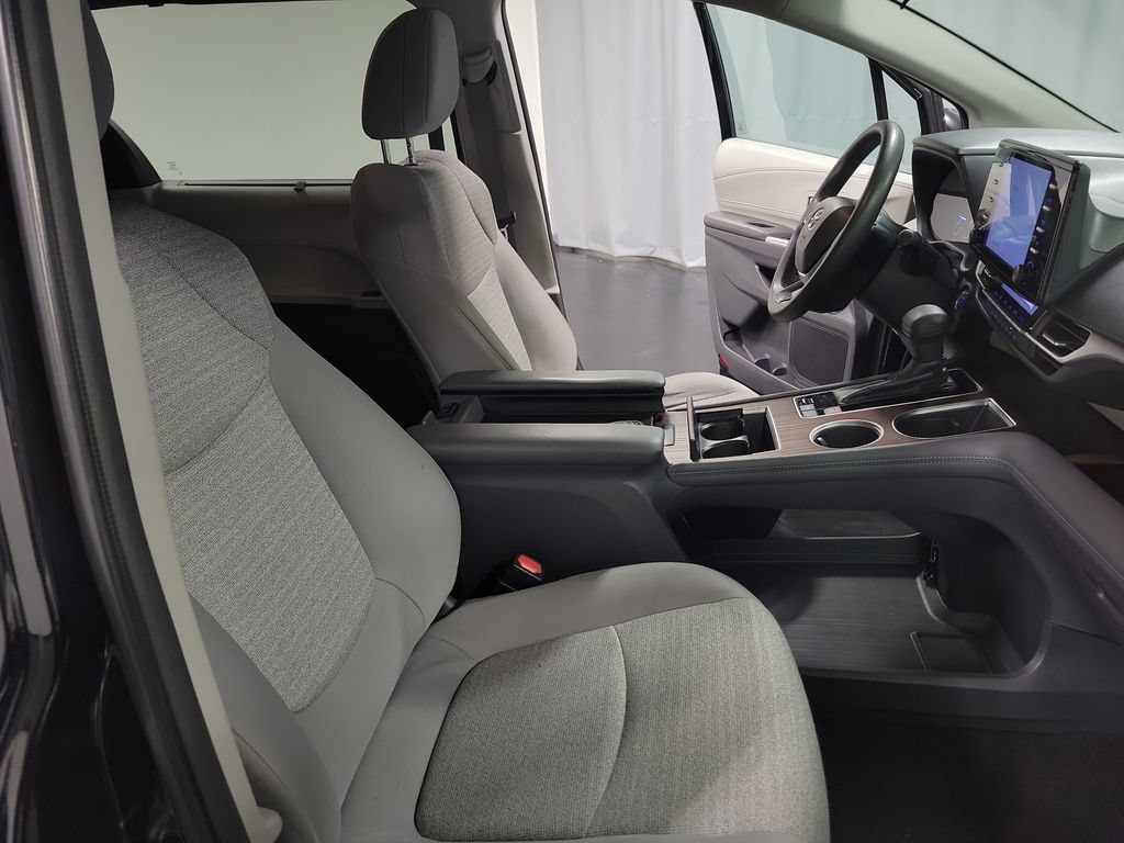 Used 2021 Toyota Sienna LE AWD/4WD image 32