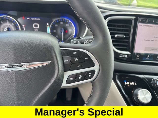 Used 2023 Chrysler Pacifica Touring-L FWD image 17