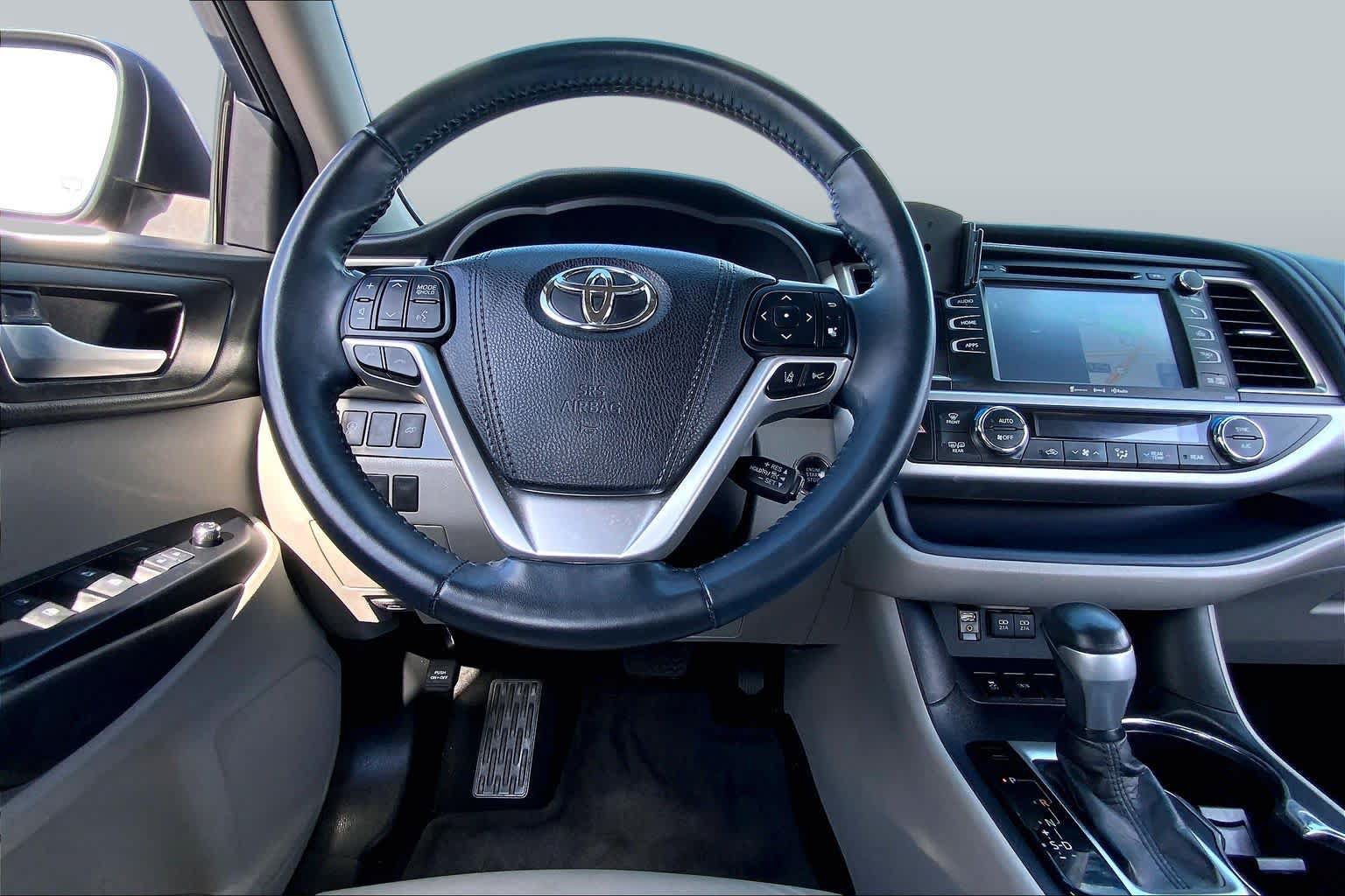 Used 2018 Toyota Highlander XLE FWD image 6