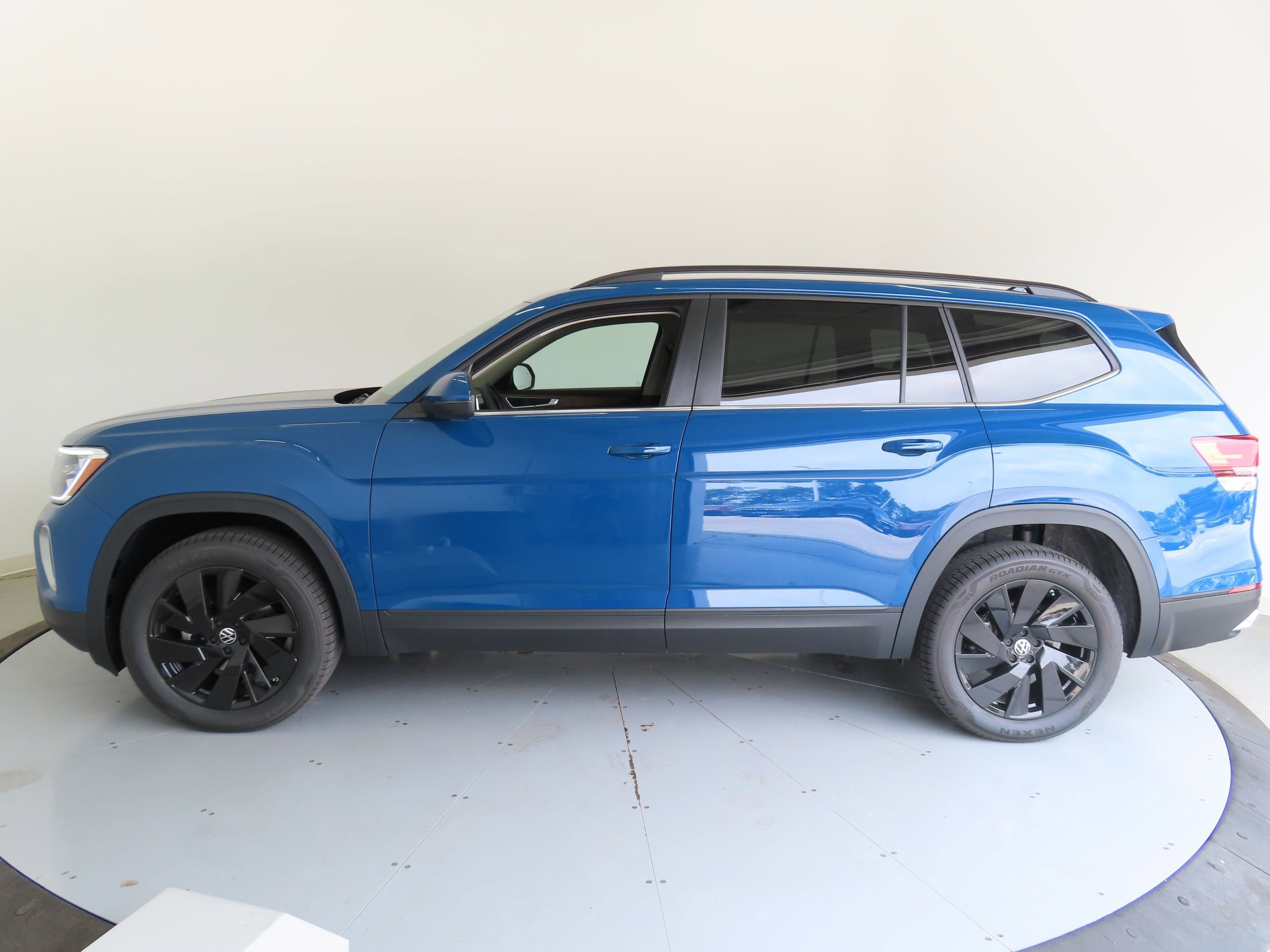 New 2025 Volkswagen Atlas SE FWD image 8