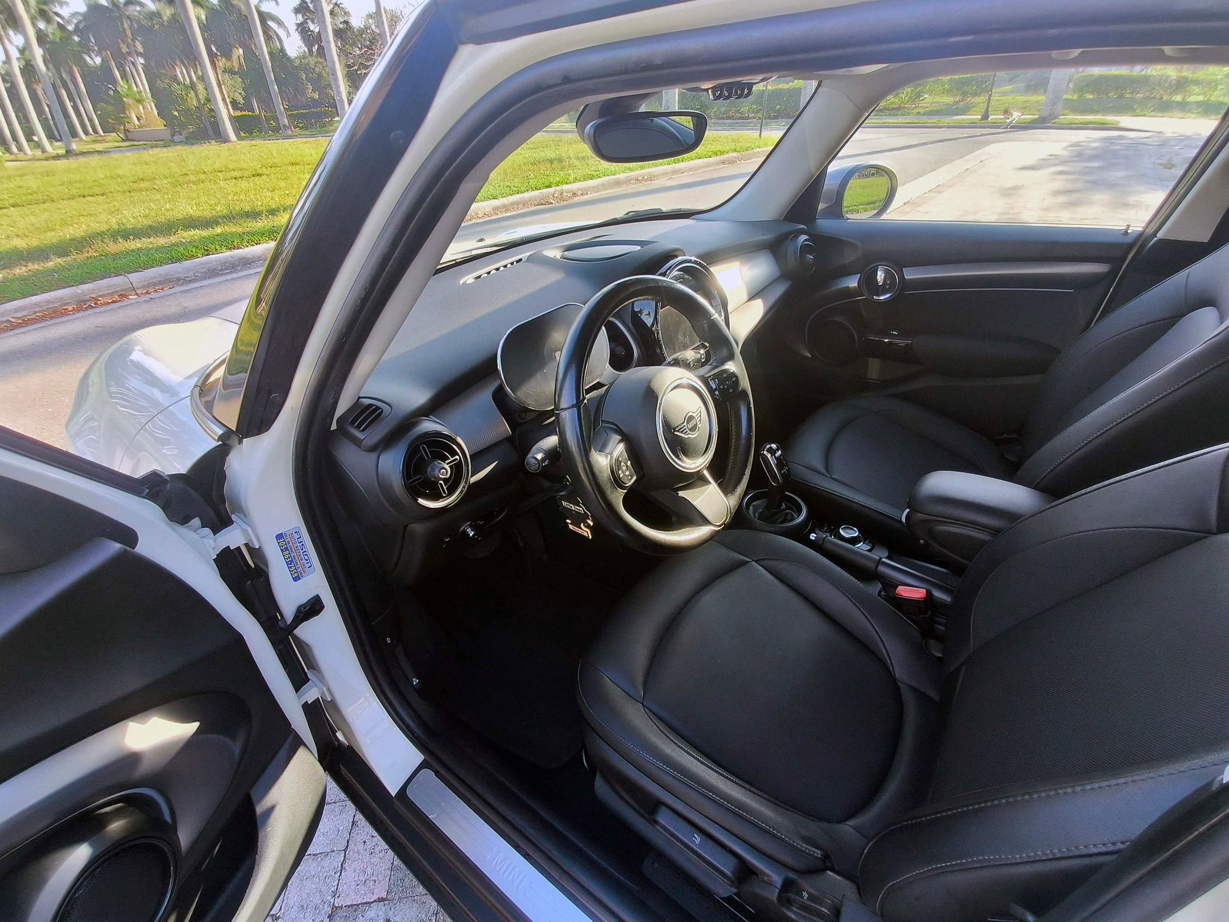 Used 2023 MINI Cooper 4-Door Hardtop FWD image 5