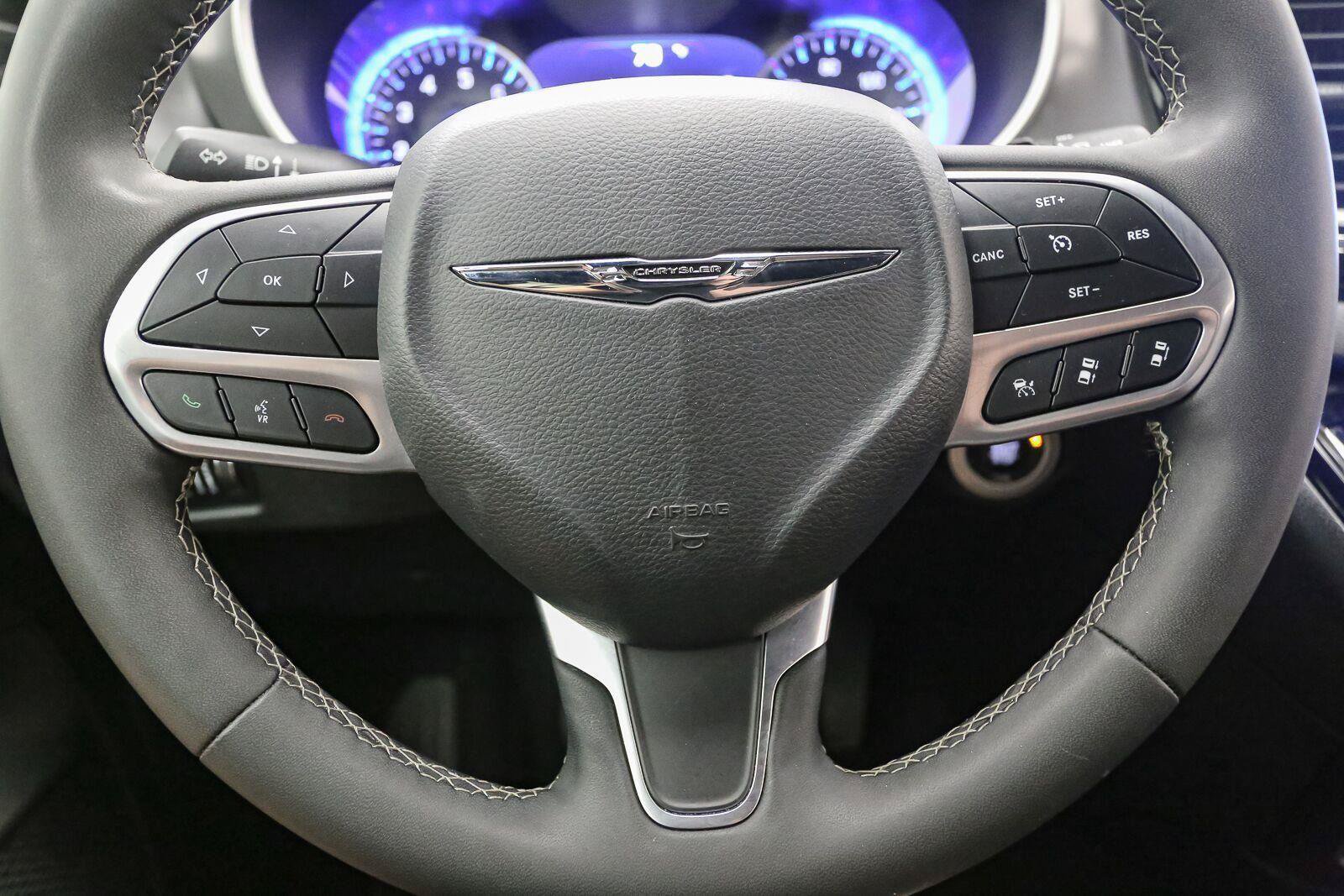 Used 2025 Chrysler Pacifica Select FWD image 35