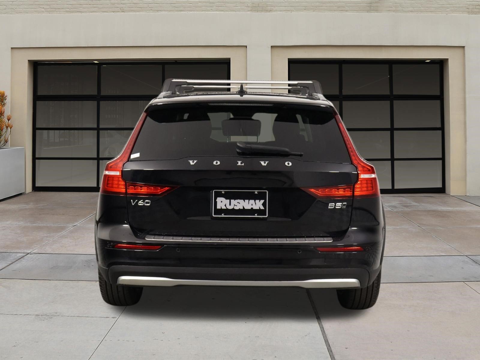 Certified 2024 Volvo V60 B5 Cross Country Ultimate w/ Protection Package Premier AWD/4WD image 6