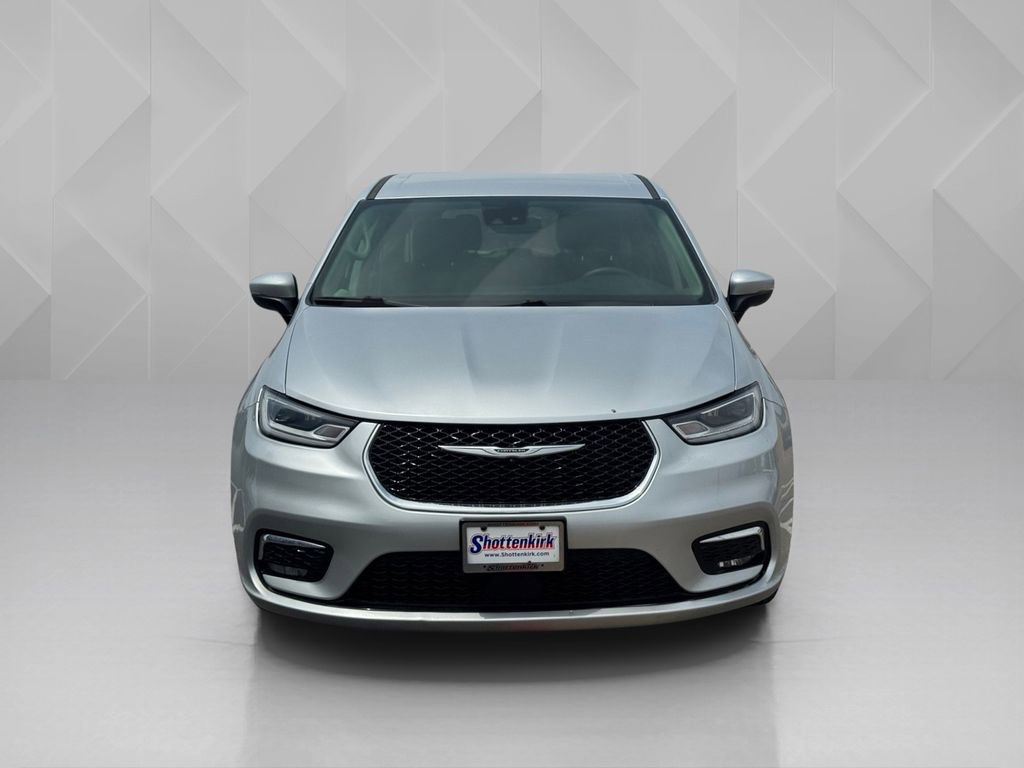 Used 2023 Chrysler Pacifica Touring-L FWD image 2