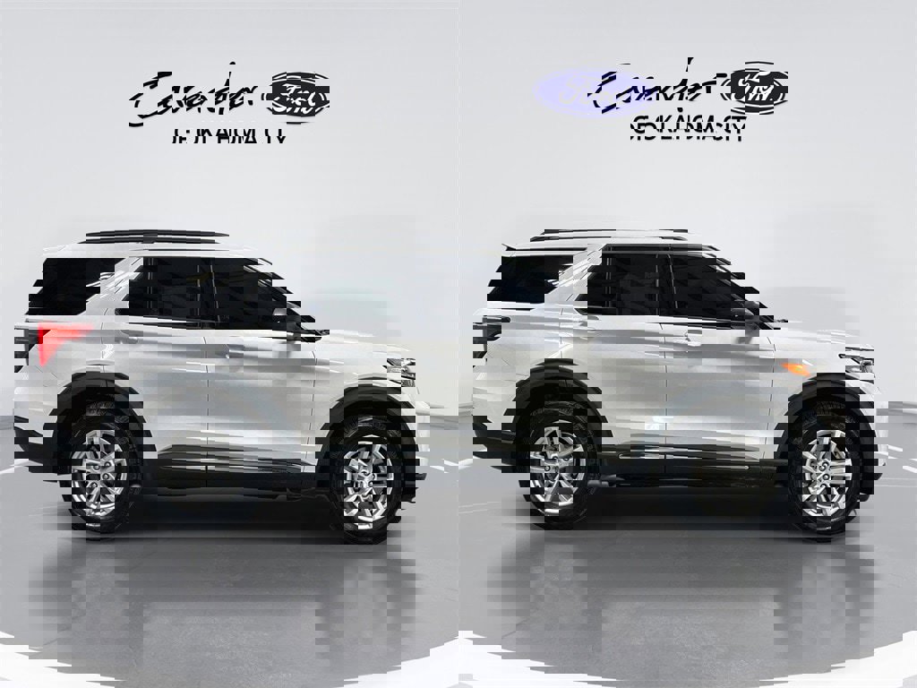 Used 2022 Ford Explorer XLT w/ Equipment Group 202A image 9