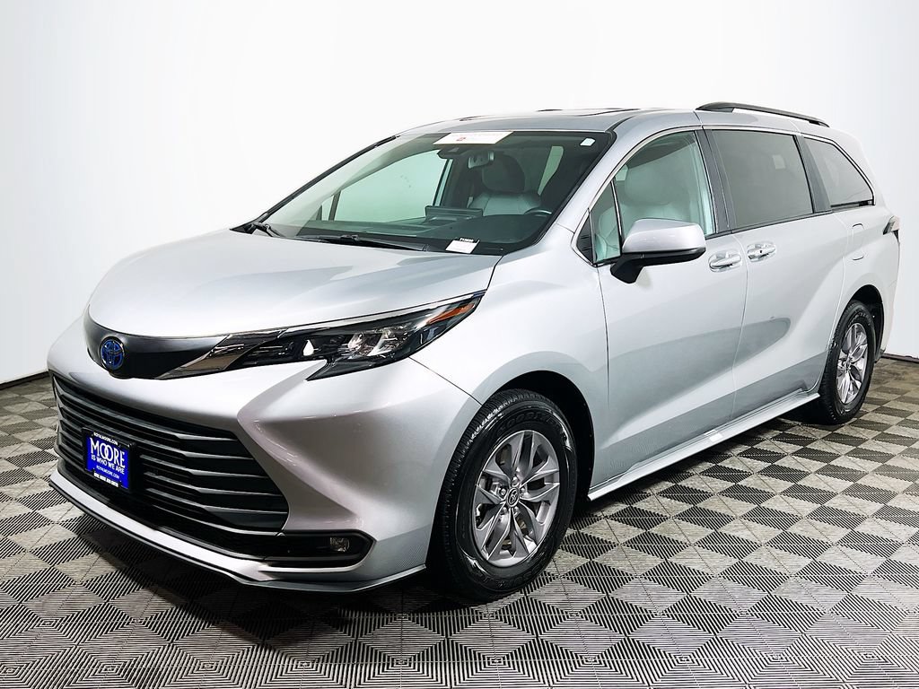 Certified 2025 Toyota Sienna XLE FWD image 3