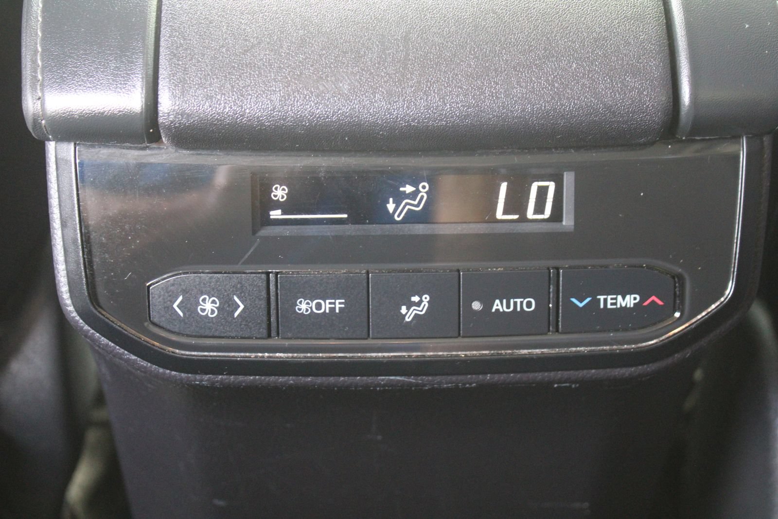 Used 2024 Toyota Highlander LE FWD image 28