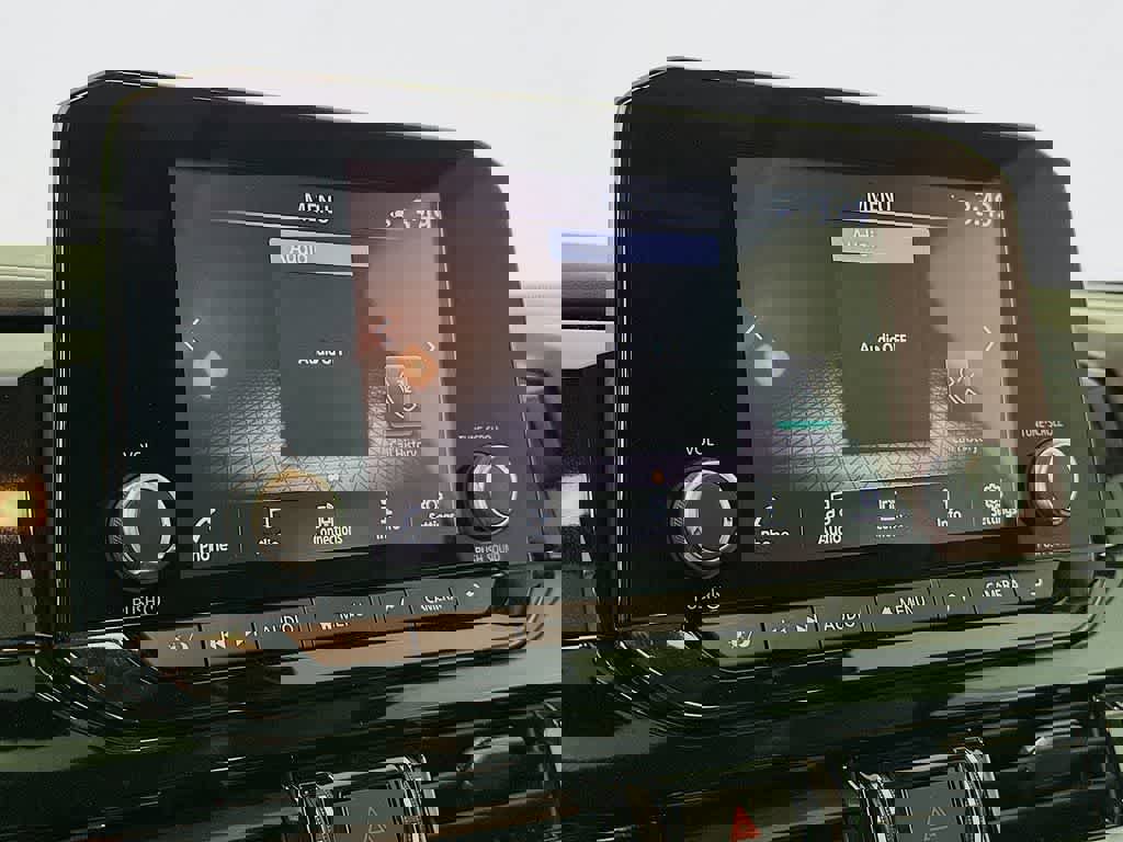 Used 2022 Nissan Pathfinder SV w/ SV Premium Package image 17