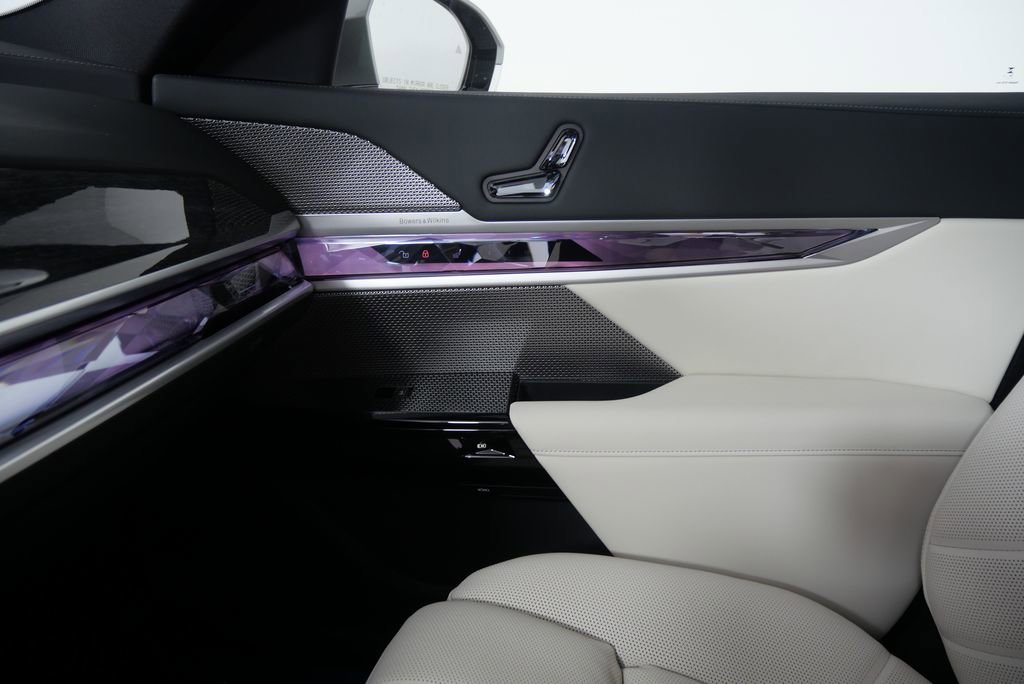 Used 2025 BMW i7 xDrive60 w/ Premium Package image 25