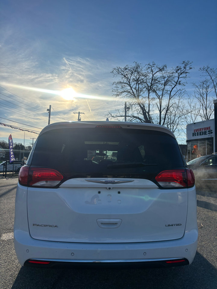 Used 2018 Chrysler Pacifica Limited image 4