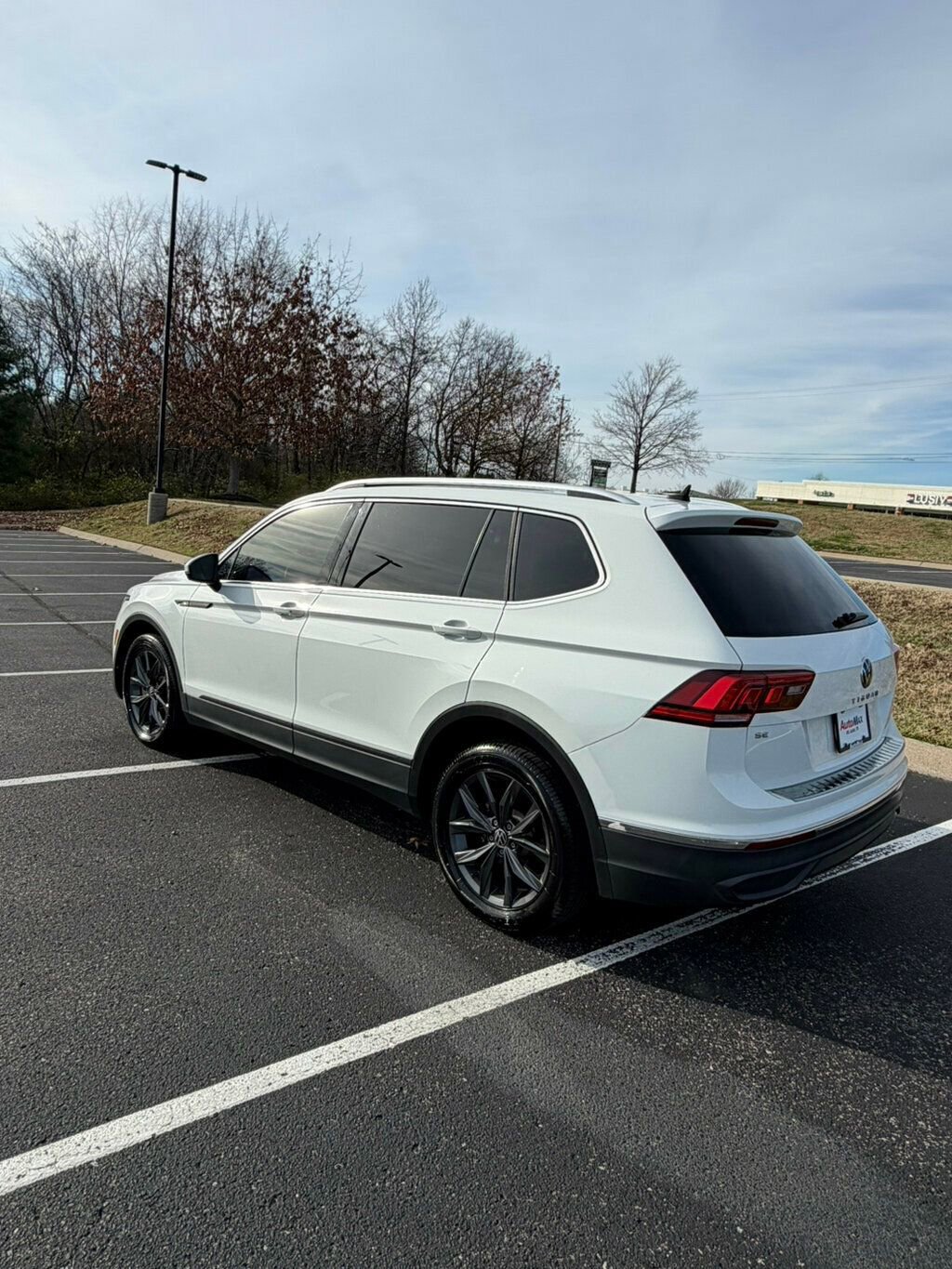 Used 2022 Volkswagen Tiguan SE w/ Panoramic Sunroof Package image 6
